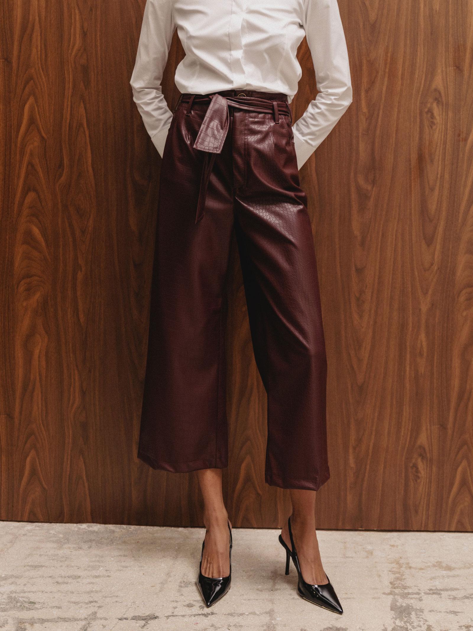 Crop παντελόνι μπορντώ δερματίνη - Image 2