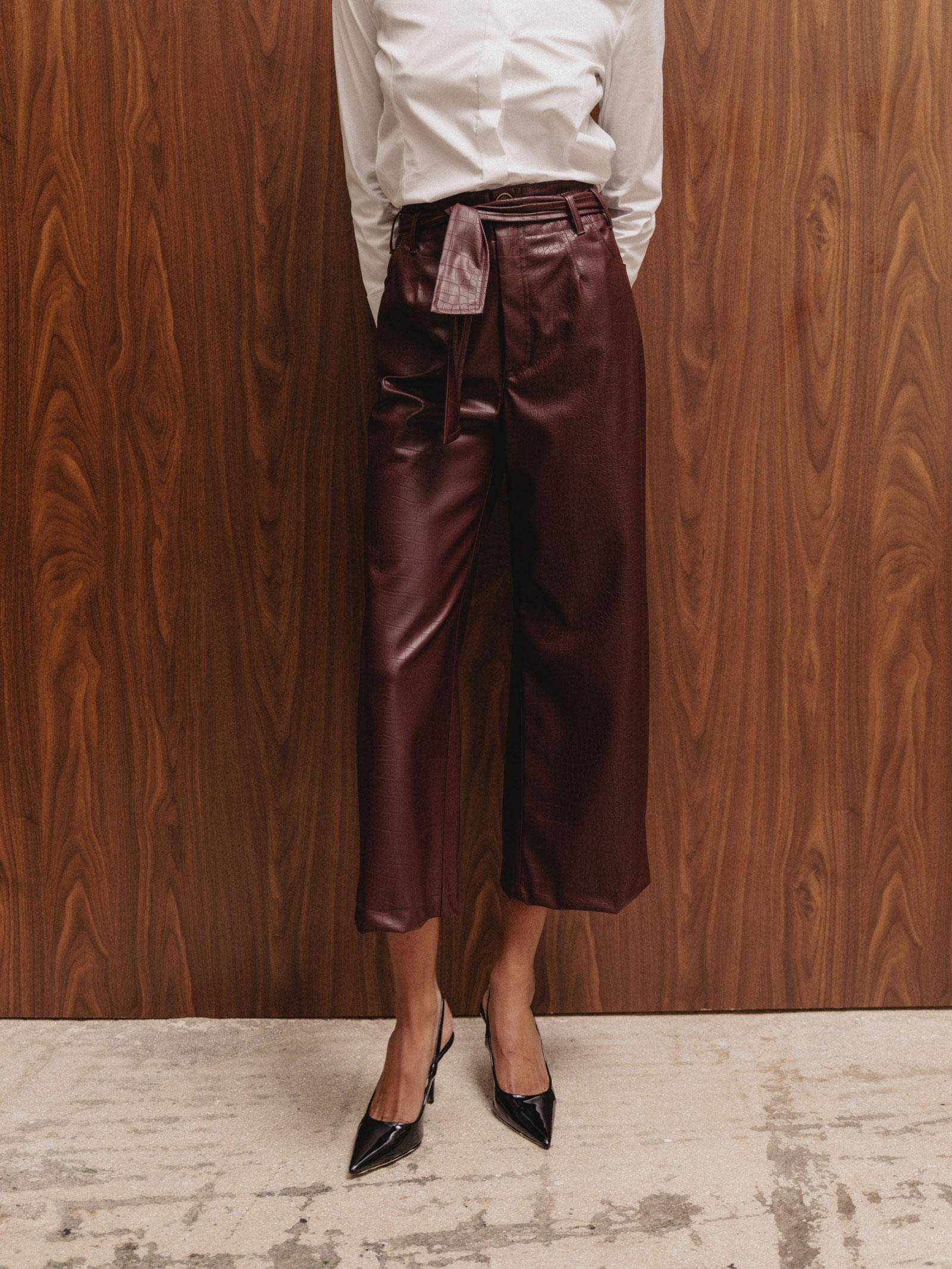 Crop παντελόνι μπορντώ δερματίνη - Image 3