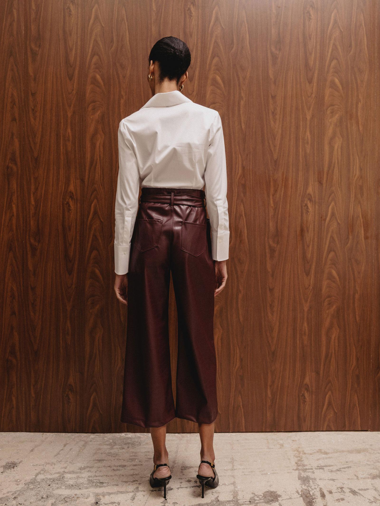 Crop παντελόνι μπορντώ δερματίνη - Image 4